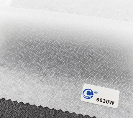 Partie intégrante de l'habillement composée à 100% de polyester non tissé