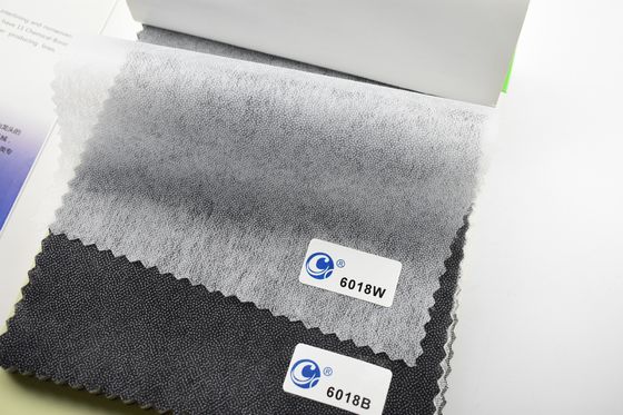 Partie intégrante de l'habillement composée à 100% de polyester non tissé