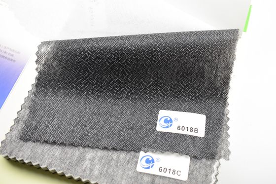 Partie intégrante de l'habillement composée à 100% de polyester non tissé