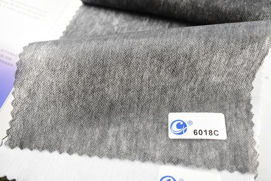 Partie intégrante de l'habillement composée à 100% de polyester non tissé