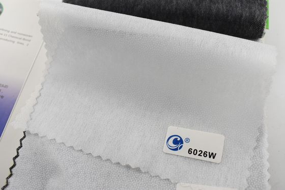 Partie intégrante de l'habillement composée à 100% de polyester non tissé