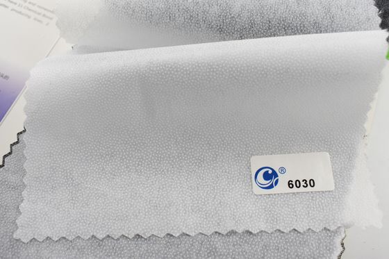 Partie intégrante de l'habillement composée à 100% de polyester non tissé